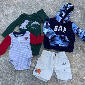 Lot of 4 Baby Boy Clothes 3-6 Months
2 Onesies/1 Fleece Hoody/1 Pair surf shorts